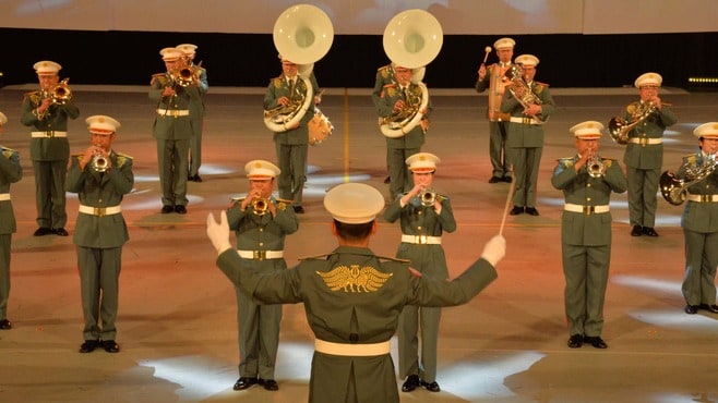 観閲式に音楽祭…自衛隊のイベントは必要か