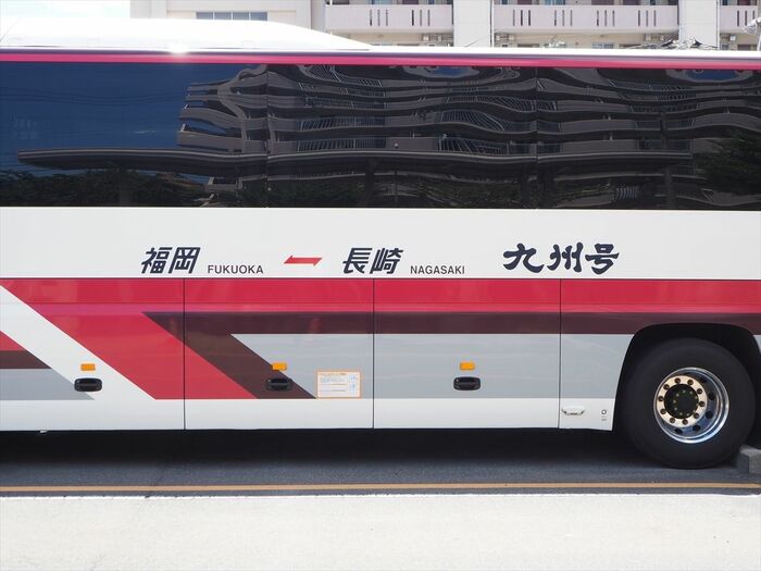 車体側面に運行区間と「九州号」の名称を描いている