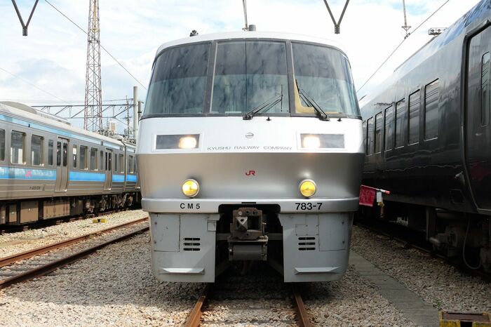 正面から見た783系