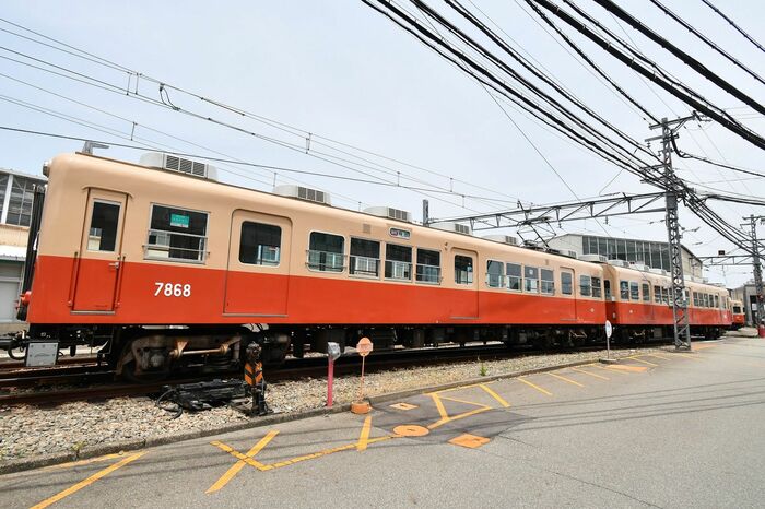 片開き扉が並ぶ7861形。戸袋窓があるのも