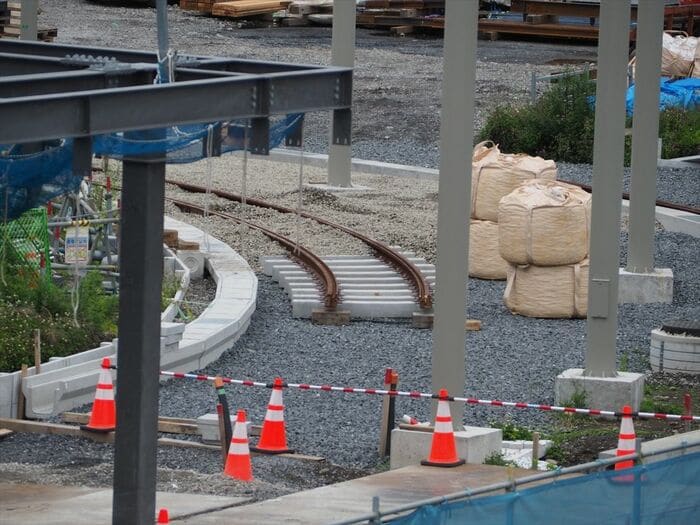 宇都宮駅東口で敷設中の線路