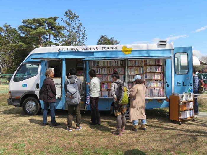 バンの活用という意味では昔はよく見かけた移動図書館