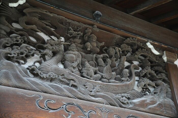 入口で七福神の彫刻が出迎えてくれる