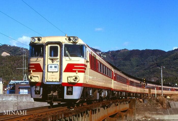 キハ181系の特急「南風」