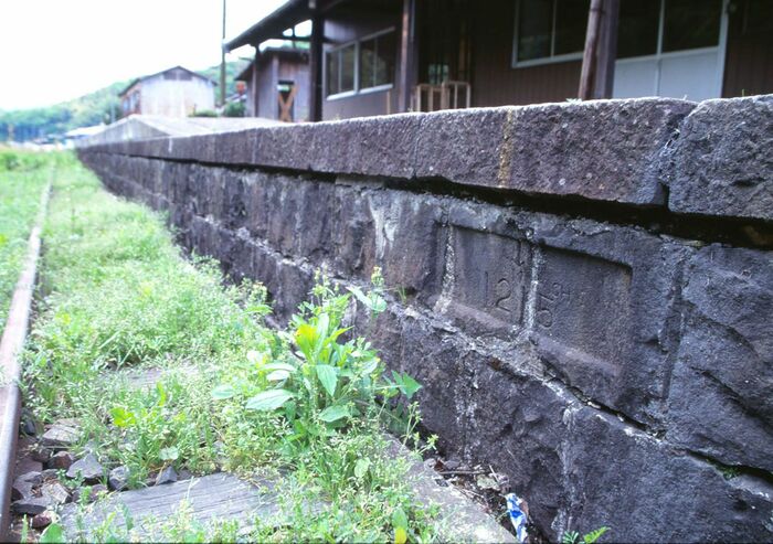 ＜鉄道黎明期＞「12マイル15チェーン」の文字が見える