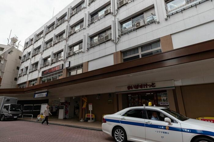 下赤塚駅の南口は2階にコメダ珈琲店の入る駅ビルだ