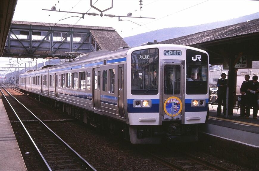 213系電車による瀬戸大橋開通前の試運転列車（撮影：南正時）