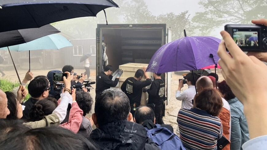 多くの人が見守る中、浮石寺を出発（写真：対馬市教育委員会提供）