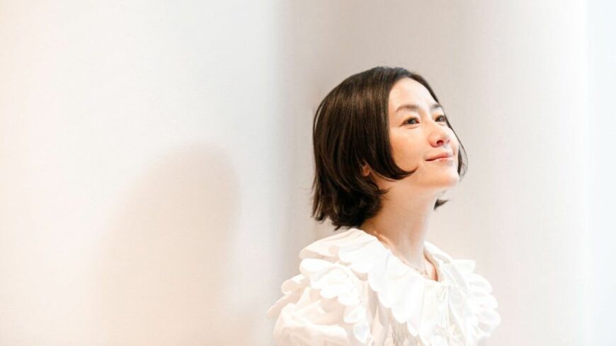 デビュー40周年を迎えた今も、ますます輝いている原田知世さんの魅力に迫ります（写真：岸本咲子）この記事の画像を見る(◯枚)