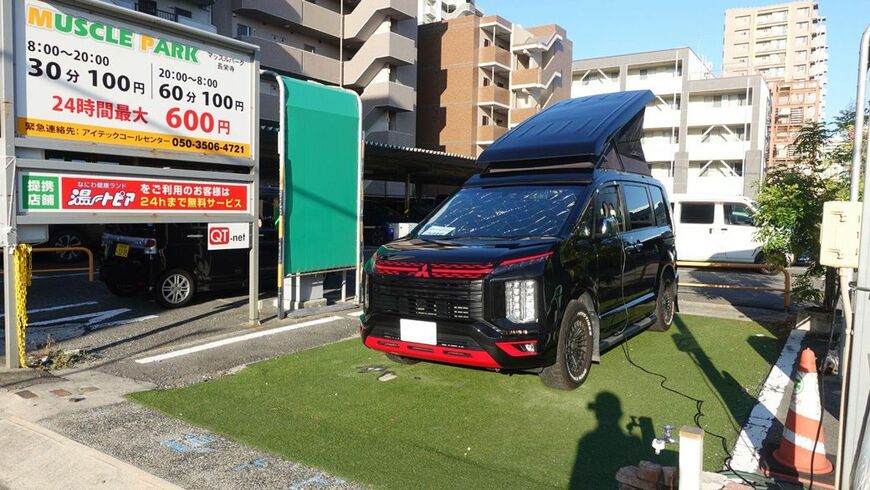 RV駐車場のイメージ。エンジンをかけなくても就寝できる工夫がされているのが、おわかりだろうか（筆者撮影）