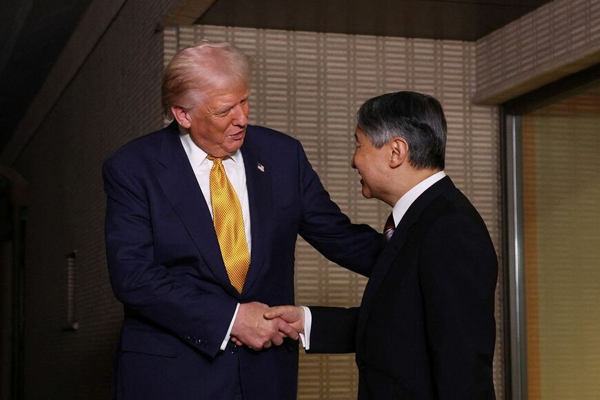 天皇陛下と握手をするトランプ大統領。陛下の腕に触れているかどうかは判別が難しい（代表撮影/ロイター/アフロ）