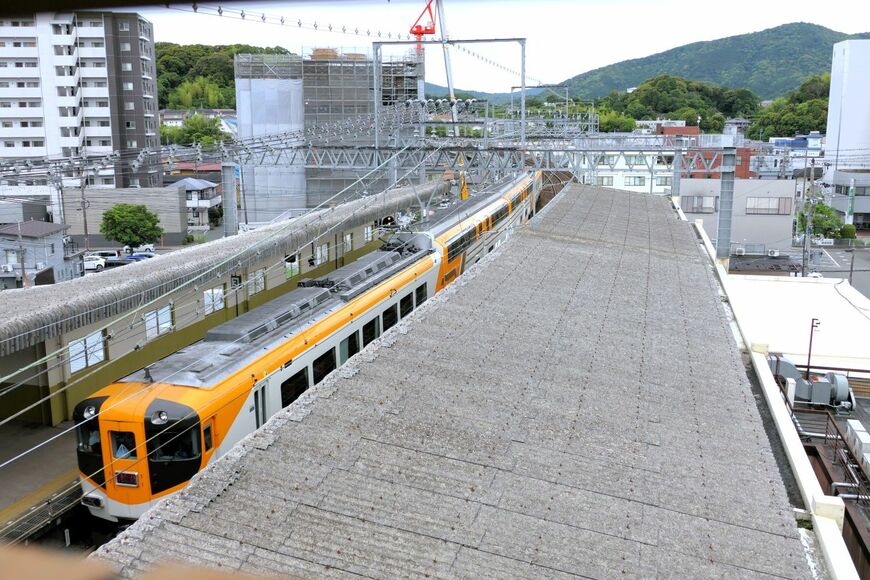 五十鈴川駅方面へ走り去るビスタカー。現在のビスタカーは3代目の「30000系」（記者撮影）