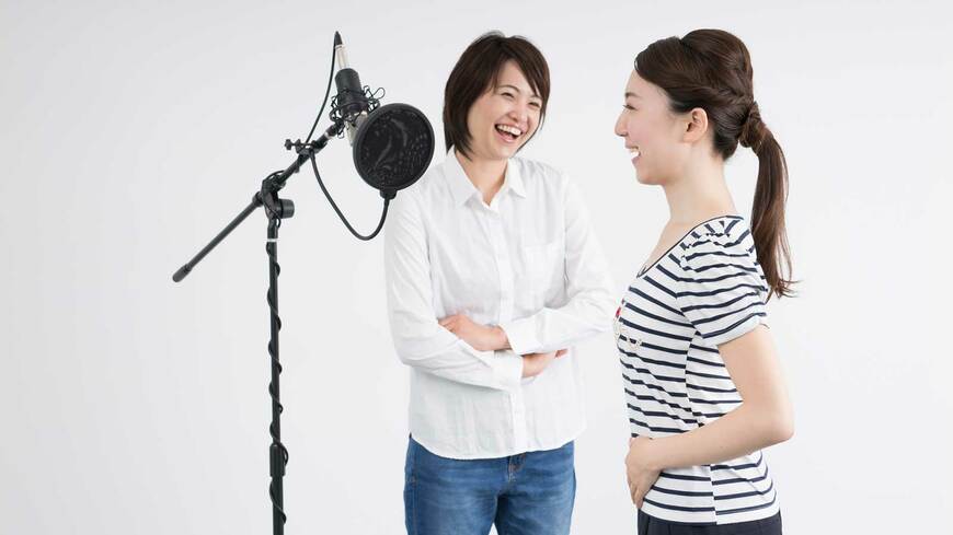 声優として売れるにはいろいろ入り口や方法がありますが、専門学校に入らなきゃいけないという決まりはありません（写真：studio-sonic／PIXTA）
