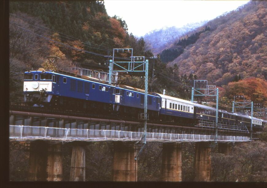 来日した「オリエント急行」を牽引して上越線を走るEF64形1000番台の重連（撮影：南正時）
