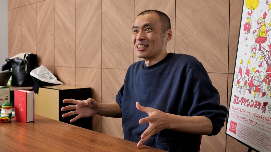 インタビューに応じる絵本作家・ヨシタケシンスケさん（撮影：梅谷秀司）