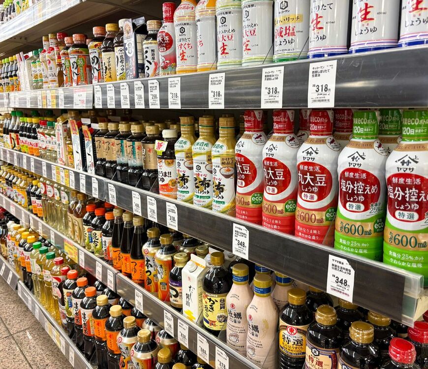 スーパーの醤油売り場には、「鮮度」をアピールした商品が多く並んでいる
