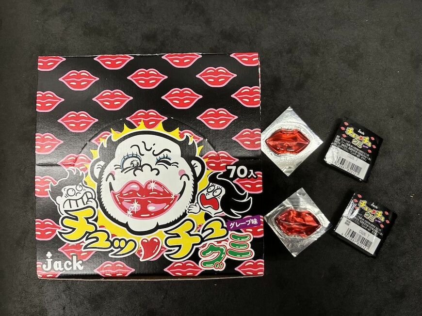 唇型の「チュッチュグミ」は、箱もインパクト大！ 駄菓子屋では、この箱に入れて陳列している（筆者撮影）