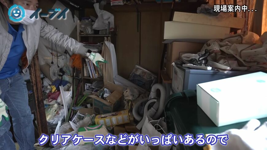 玄関から上がった土間。工具用品が大量に置いてある（写真：「イーブイ片付けチャンネル」より）