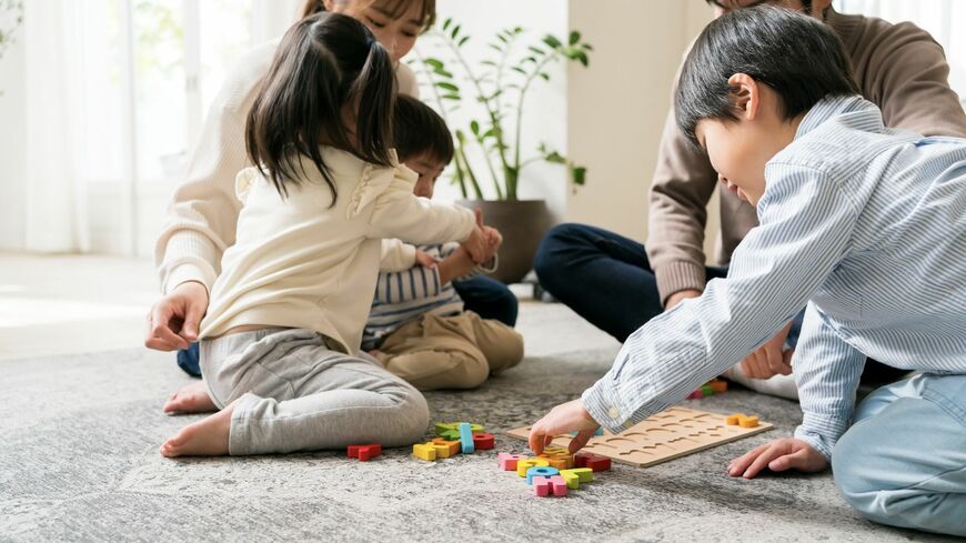 おもちゃで遊ぶ親子