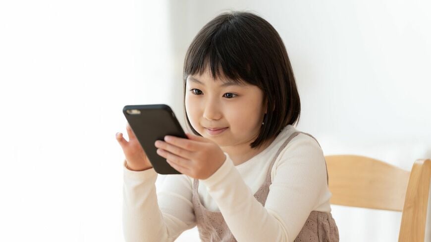 スマートフォンを使う子ども