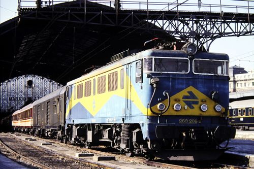 スペインでは日本製電気機関車も活躍、EF60に似たデザイン（1988年 筆者撮影）