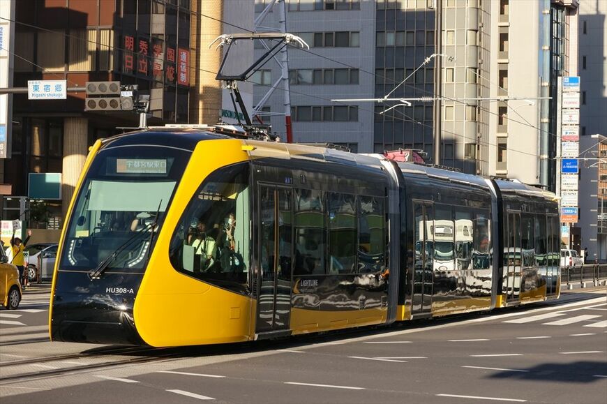 芳賀・宇都宮LRTの超低床電車HU300形「ライトライン」（筆者撮影）
