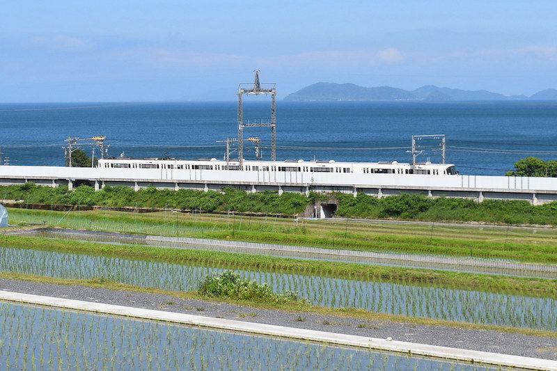 湖西線には強風「比良おろし」対策の防風柵が山側に設置されている（筆者撮影）