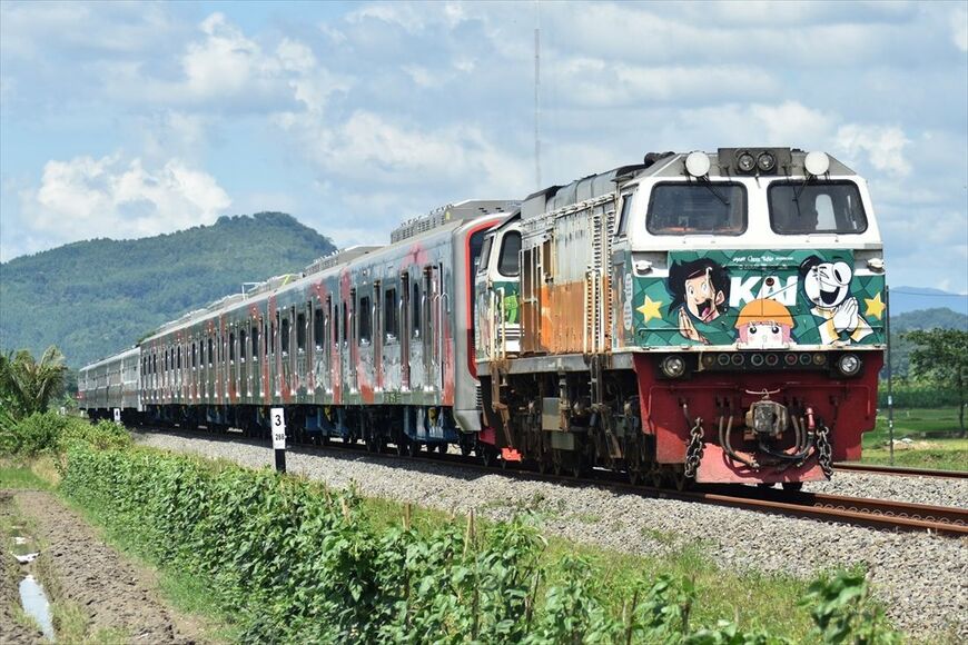 中部ジャワでの試運転を終え、ジャカルタに配給輸送されるCLI-225型のうち後6両（筆者撮影）