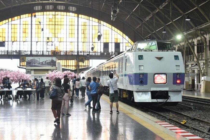 フアランポーン駅に停まるキハ183。タイ人に大人気だ（筆者撮影）