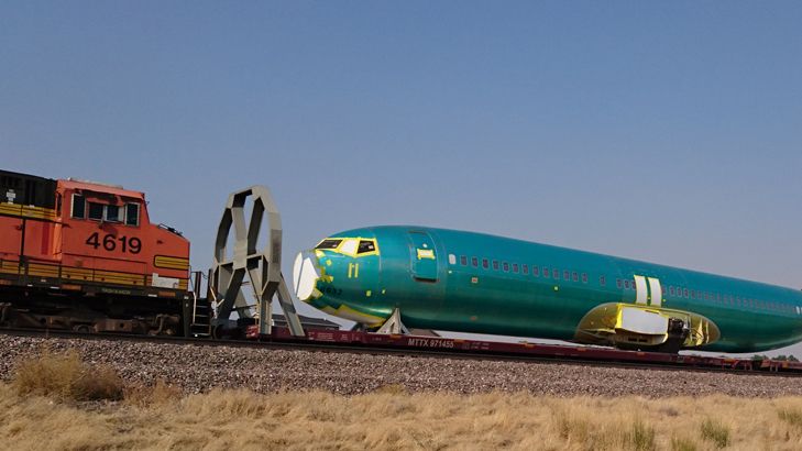 航空機の胴体を運ぶ貨物列車（写真：中村彰宏）