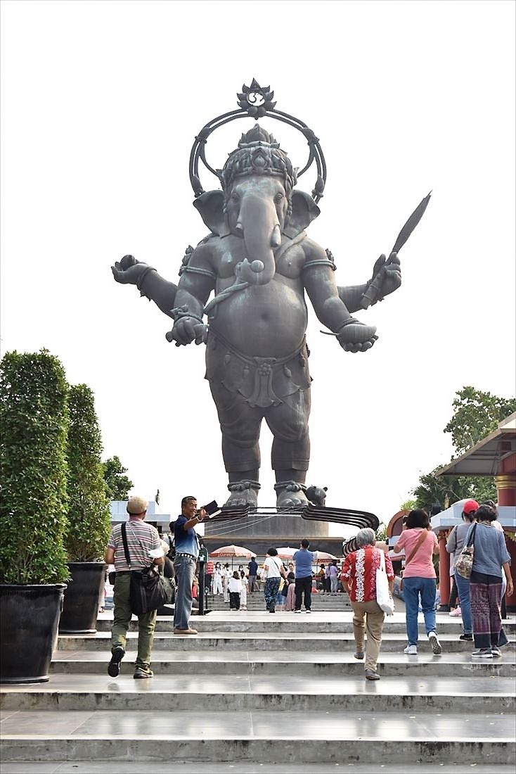 船を降りると巨大なガネーシャ像が出迎えた（筆者撮影）
