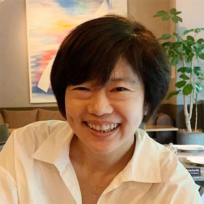 林 真未（はやし・まみ）中野区立白桜小学校教諭、ファミリーライフエデュケーター（家族支援職）、5つの子育てひろばと2つの子ども家庭支援センターを運営受託する子育て支援NPO法人「手をつなご」理事大学卒業後、雑誌記者を経て3人の子育て中にカナダ・ライアソン大学（現トロント州立大学）の通信教育で家族支援職資格を取得し、全国で講座・講演活動後、小学校教員に。現在も、教員の傍ら家族支援活動を継続中。著書に『困ったらここへおいでよ。日常生活支援サポートハウスの奇跡』（東京シューレ出版）、『子どものやる気をどんどん引き出す！低学年担任のためのマジックフレーズ』（明治図書）ほか、最新刊に『保護者「対応」をやめる 親と先生の新しい関係をつくる学級経営』（明治図書）（写真：本人提供）
