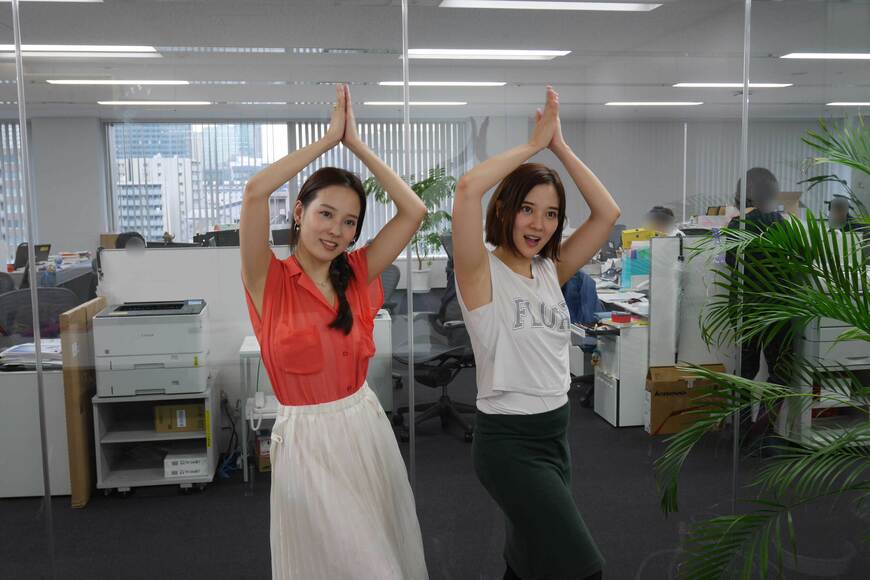 両手を上で合わせたポーズからスタートする恋ダンス。実際に踊ってみると元アイドルですらマスターするのに苦戦したという（写真はしらべぇ編集部提供）
