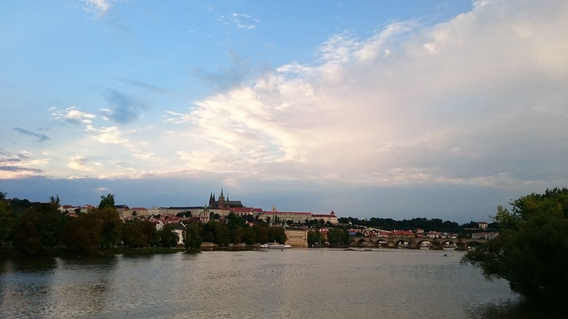 プラハ市内を流れるヴルタヴァ川の様子