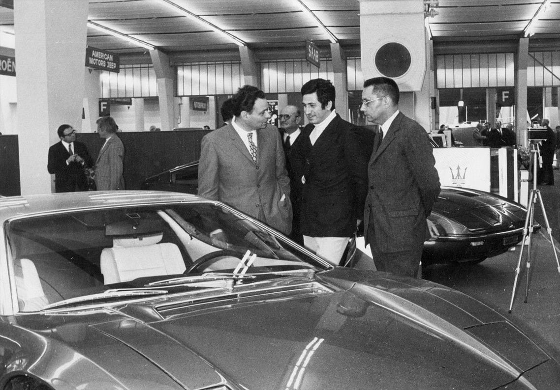 1971年「ボーラ」のデビュー時。左はジュリオ・アルフィエーリ、中央はジョルジェット・ジウジアーロ（写真：マセラティ）