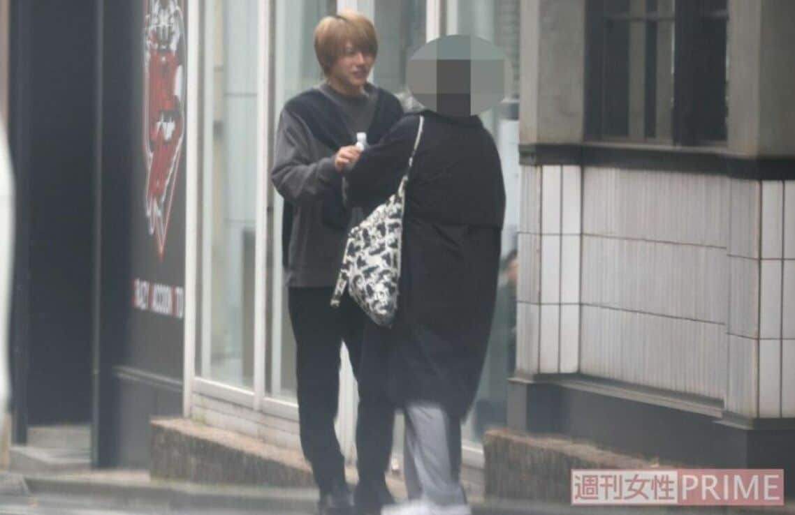 『推しの子』撮影中に休憩する櫻井海音