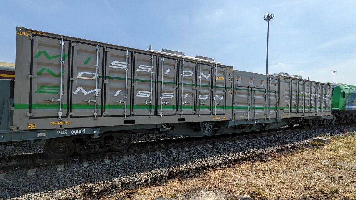 蓄電池式機関車と連結している貨車