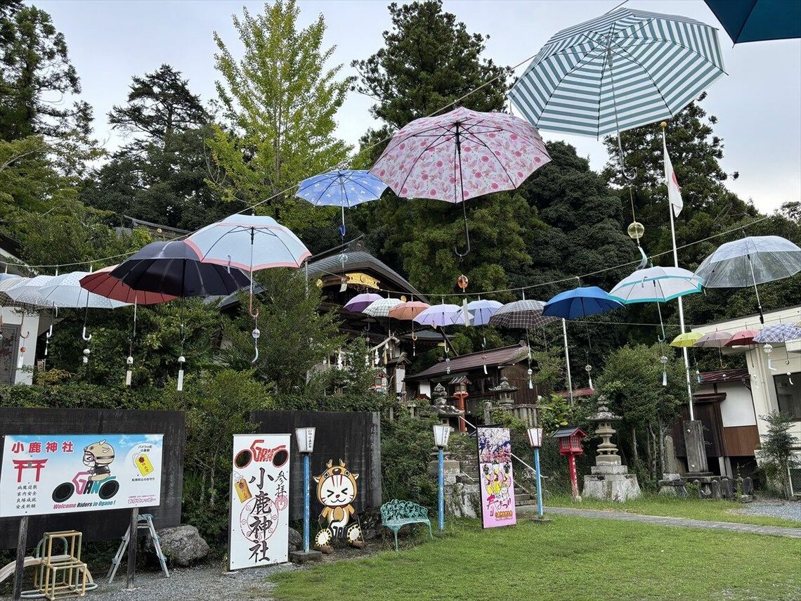 バイクでの参拝を歓迎する小鹿神社（筆者撮影）