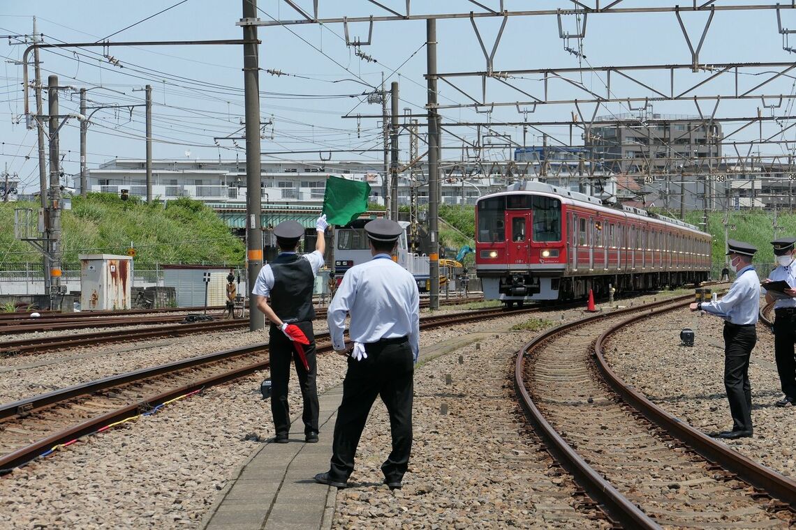 優勝した海老名車掌区の鈴木輝星さんの誘導（記者撮影）