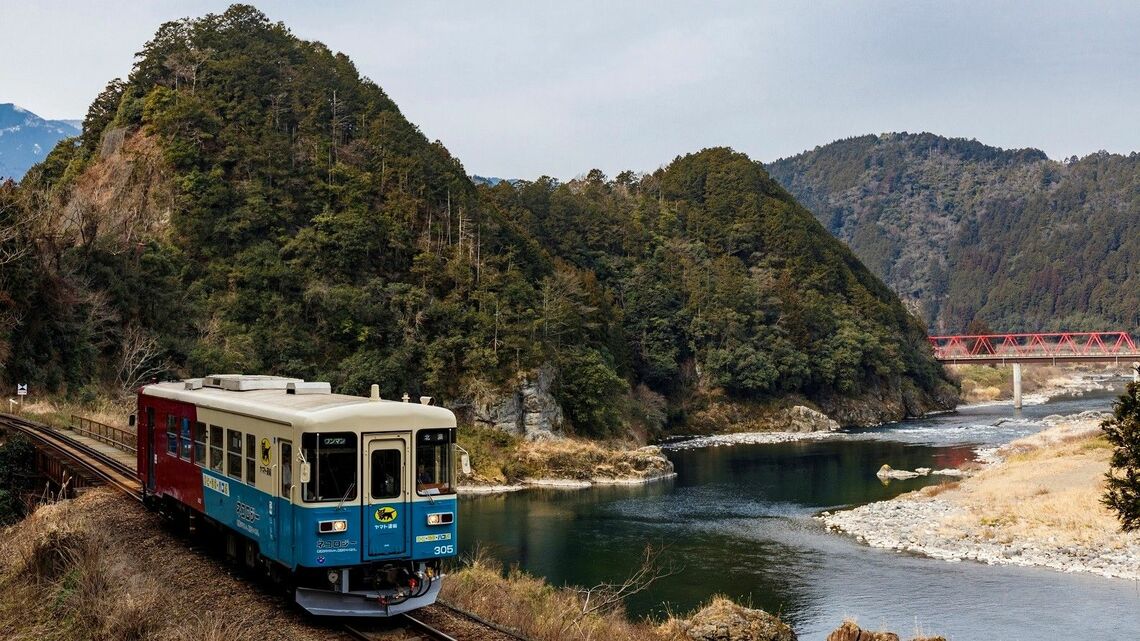 その名の通り長良川を何度も渡る長良川鉄道。山の中を走る鉄道は川の車窓も絶景だ（筆者撮影）