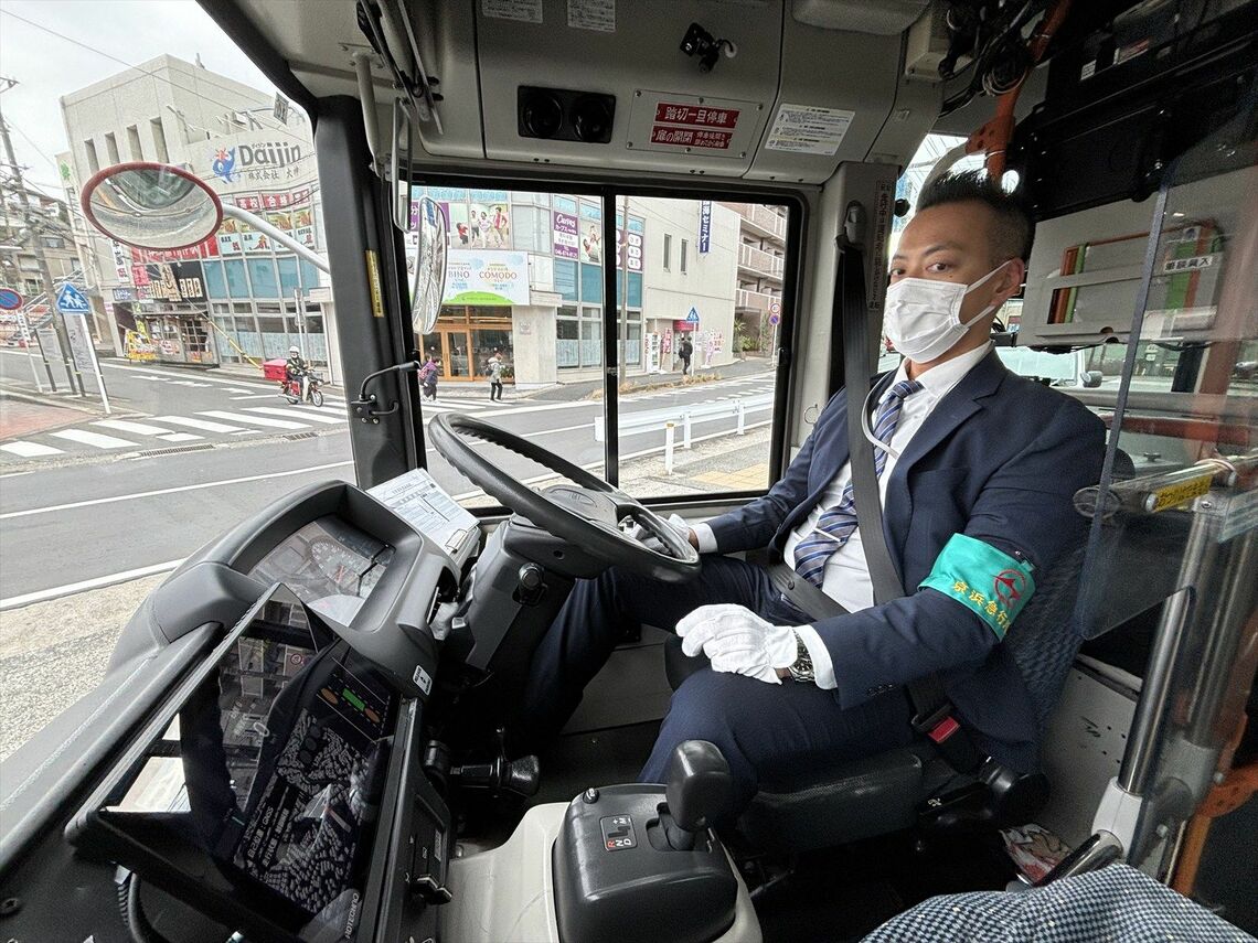 自動運転バスの運転席。特に特殊な操作などはないようだ（筆者撮影）