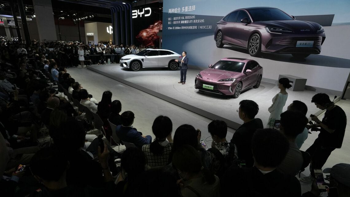 中国市場ではEV化の急進とともに現地メーカーの存在感が高まっている。今年4月に行われた上海モーターショーでの中国勢の躍進振りに、日系メーカー幹部は危機感を募らせていた（写真：AP／アフロ）