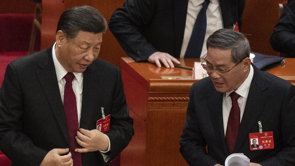 全人代の会場で言葉を交わす中国の習近平国家主席(左)と李強首相。習氏の最側近である李氏はビジネス通として知られるが、首相としての存在感は薄い(写真:Getty Images)