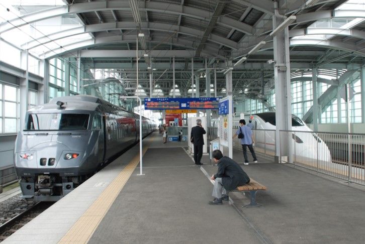 九州新幹線全線開業前に行っていた新八代での「リレーつばめ」と新幹線「つばめ」の乗り換え（記者撮影）