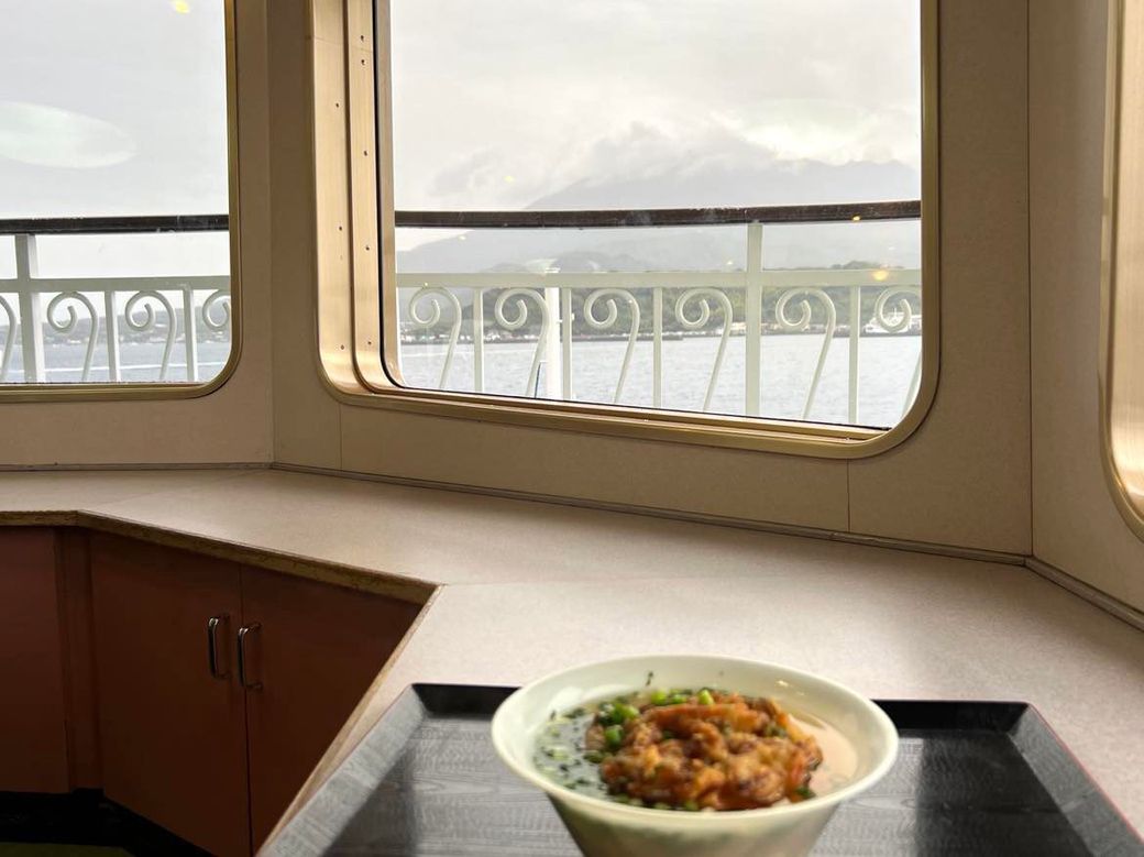 窓際の席に座れば、近づいてくる桜島の風景を見ながらうどんが食べられる（筆者撮影）