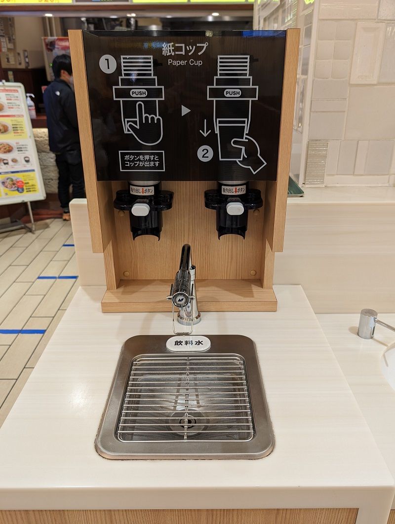 フードコートの給水機