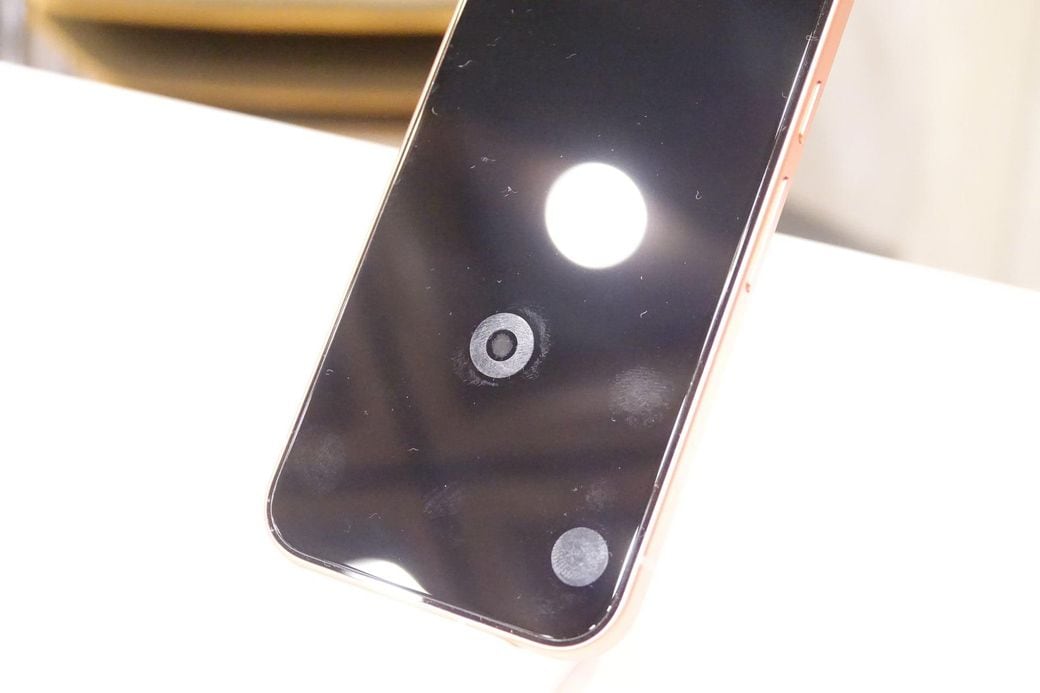 スマホ操作サポートシールを貼り付けた端末（筆者撮影）