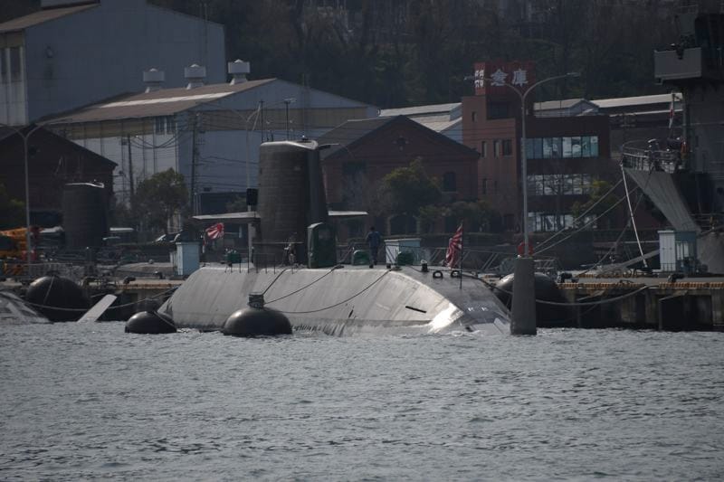 停泊中の潜水艦を間近に目撃（記者撮影）