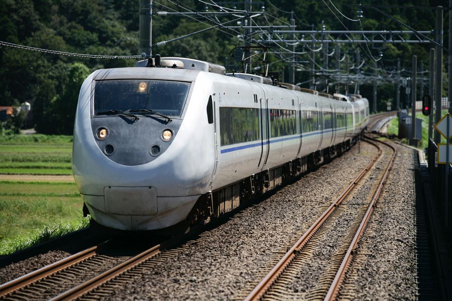 JR西日本681系「はくたか」編成も、ほくほく線内での時速160km運転に備え気密性を高めるなどの改造を実施（筆者撮影）