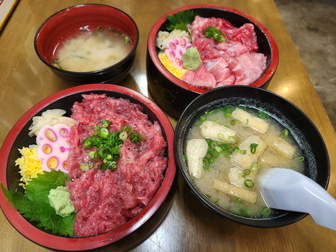 最高においしい本マグロ中落ち丼（手前）とカマトロ＆カマ中落ち丼（写真：筆者提供）